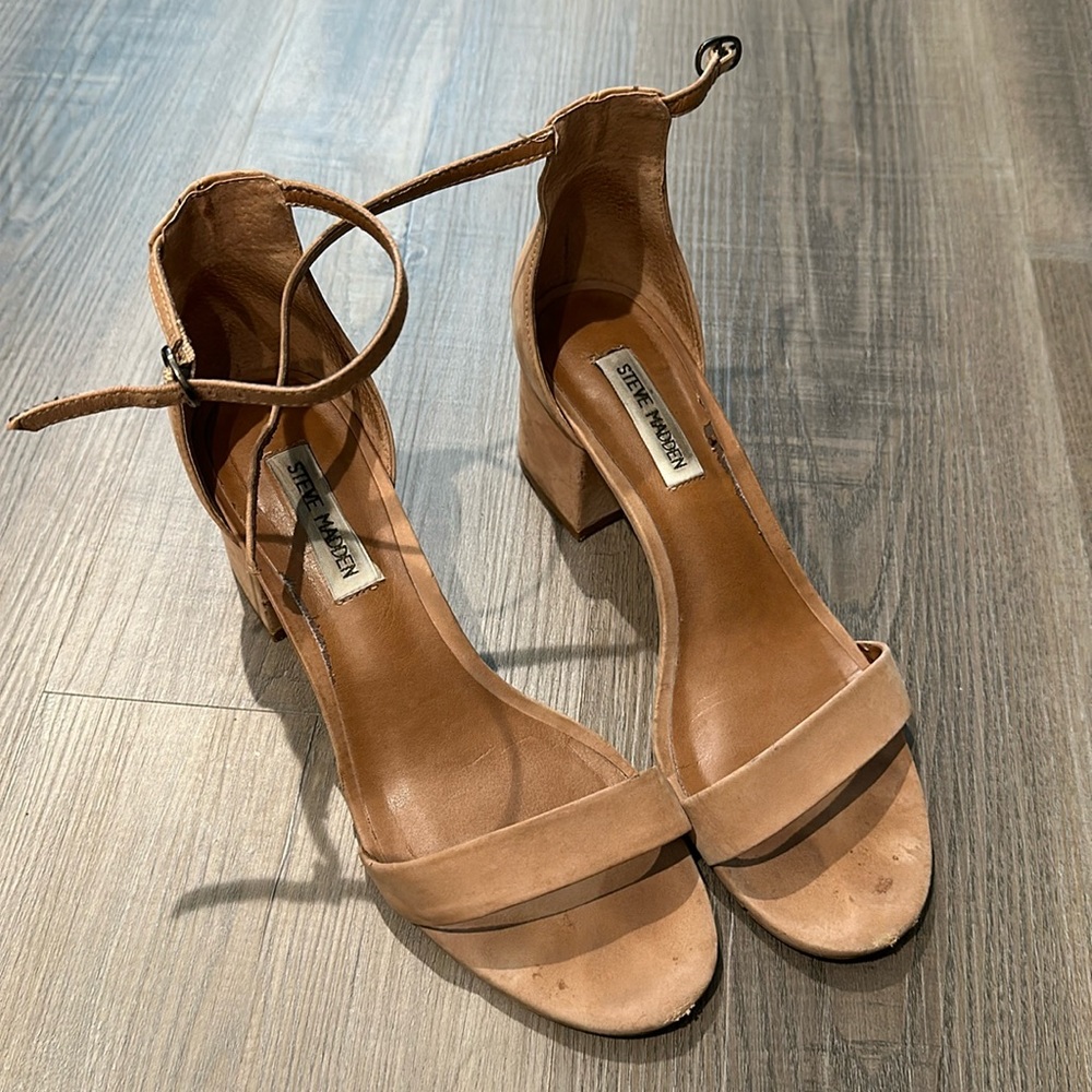 Steve Madden sandal wedge - nude. Size 8.5